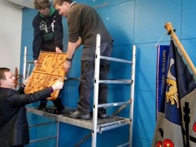 Znaky města v zasedacích místnostech frýdecko-místeckého magistrátu jsou nyní reprezentativnější. Laciný a ošuntělý plast nahradilo dřevo z ušlechtilé lípy